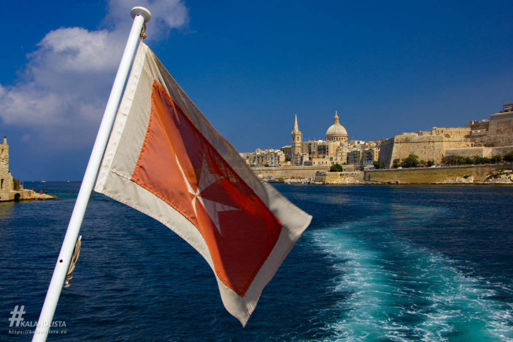 Valletta látkép hajóról Málta zászlóval